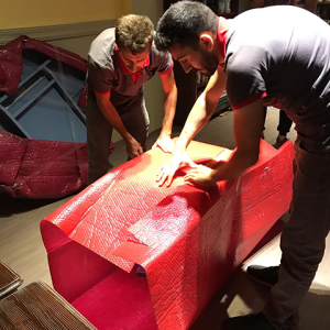 cihan express evden eve nakliyat ekibi mobilyaları güvenli bir şekilde paketliyor